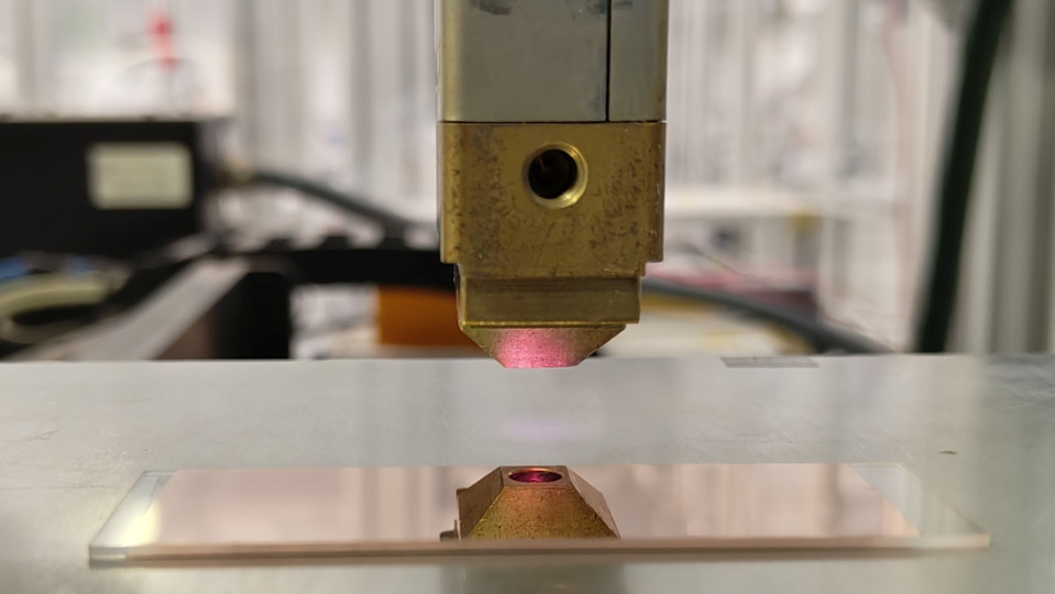 Plasma statt Chemie: Jenaer Forscher reinigen Metalloberflächen effizienter