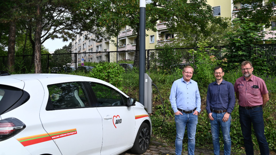 AWO lädt Elektroauto an der Straßenlaterne AWO lädt Elektroauto an der Straßenlaterne