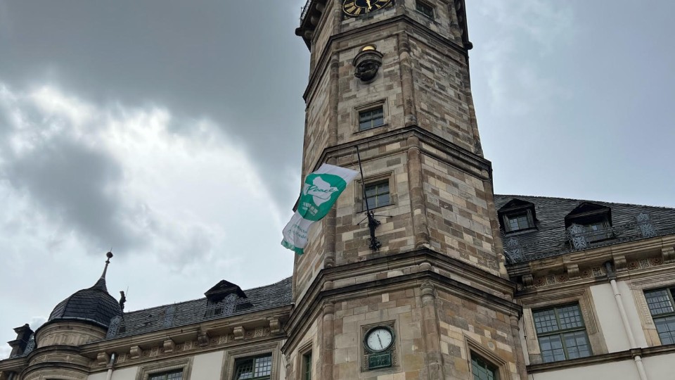 Fahnenaktion-am-Rathaus