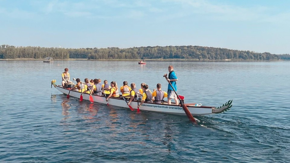 500-Jugendliche-messen-sich-beim-Drachenbootrennen