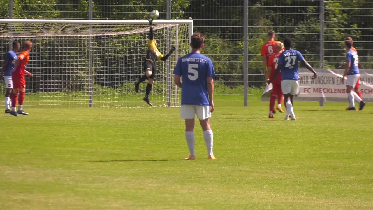 FC Mecklenburg Schwerin kassiert Niederlage gegen Hamburger Oberligisten FC Mecklenburg Schwerin kassiert Niederlage gegen Hamburger Oberligisten