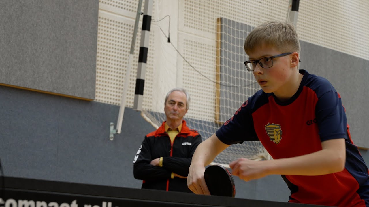 Tischtennis-Roboter vs. Jugendliche: Mecklenburger Stiere im Training