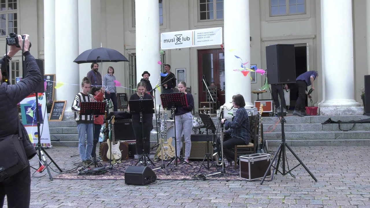 Musikerinnen und Musiker rocken regelmäßig den Schweriner Marktplatz