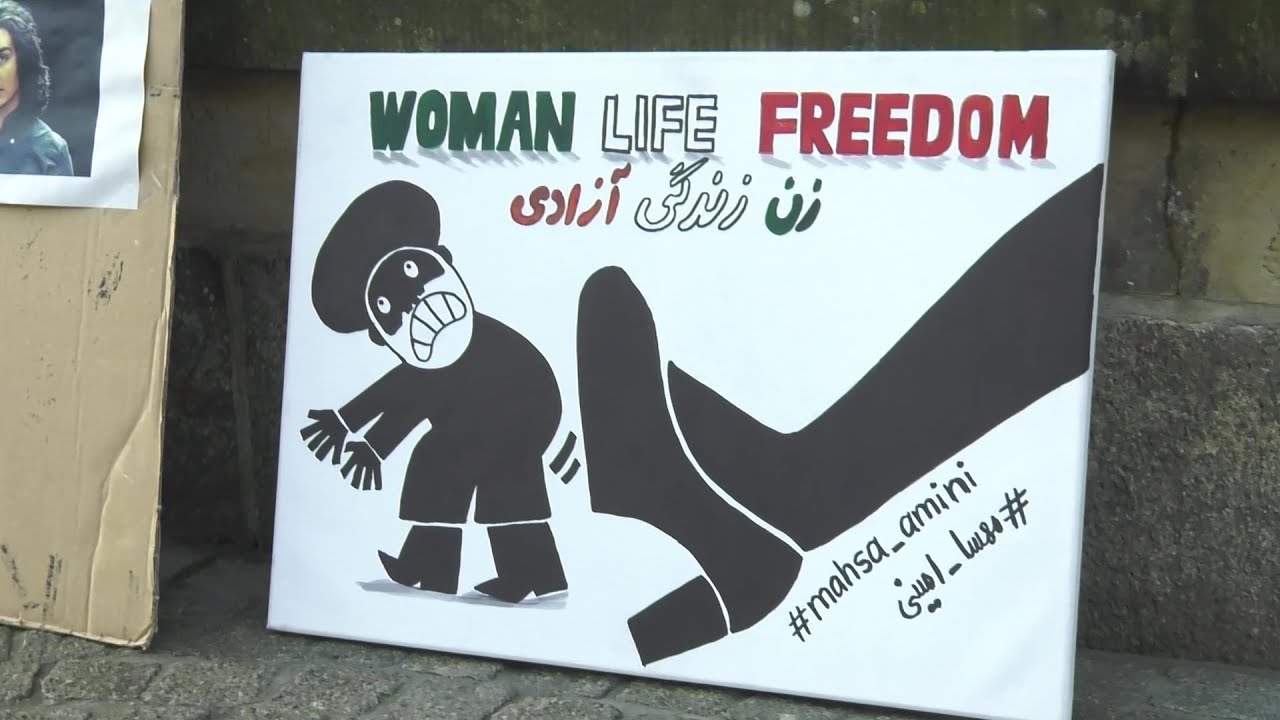 Solidarität mit den Protesten im Iran vor Schweriner Staatskanzlei