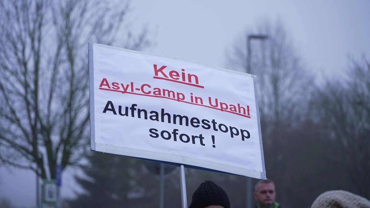 Tumult vor Kreistag: Demonstration gegen Flüchtlingsunterkunft in Upahl
