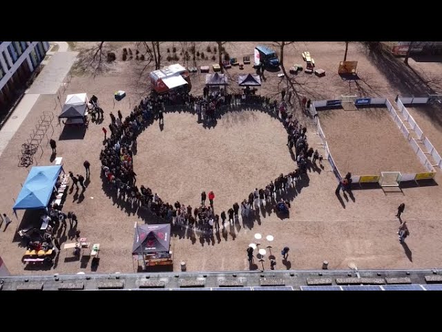 500 Schüler setzen Zeichen gegen Rassismus an der Siemens Schule Schwerin