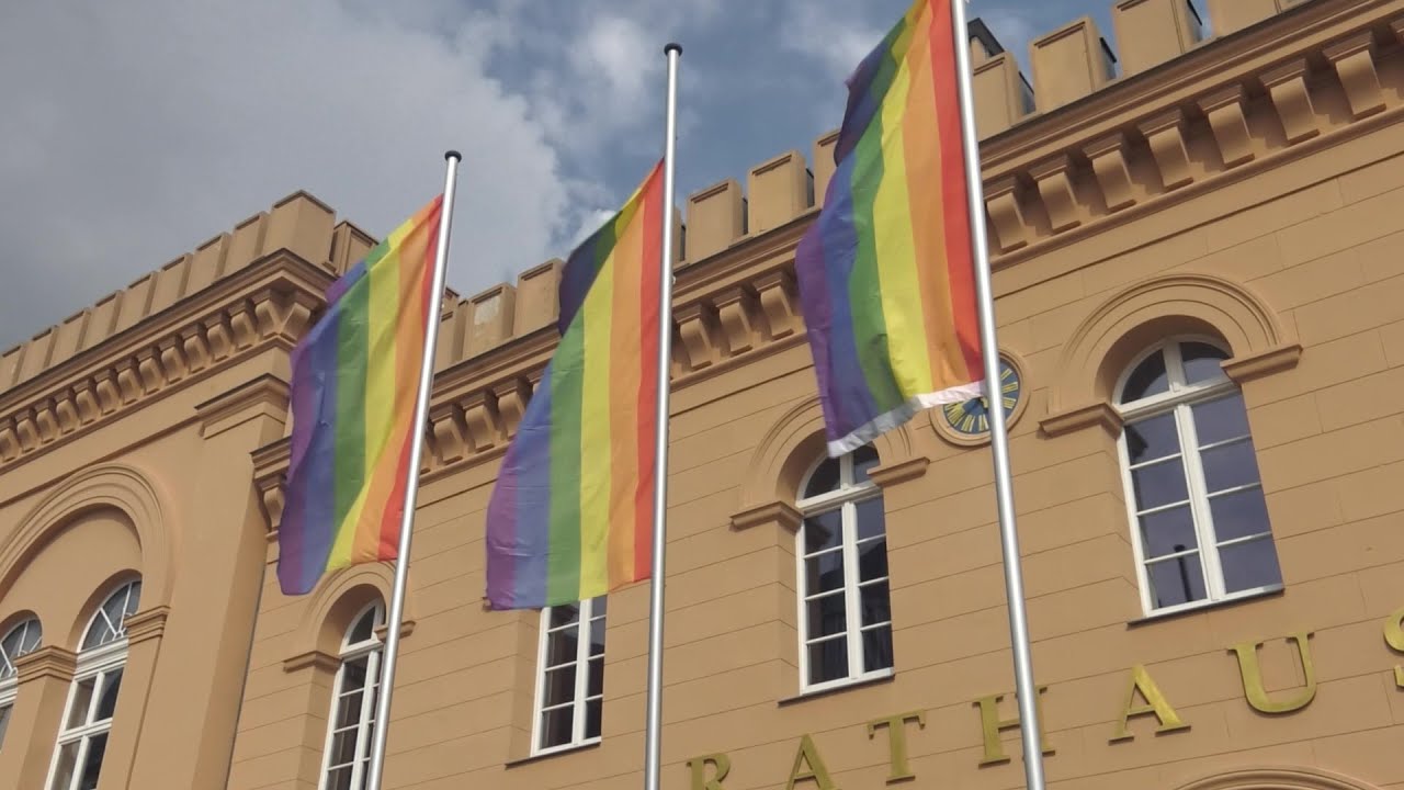 Hissung der Regenbogenflaggen in Schwerin