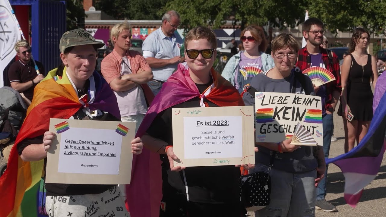 Demo gegen Queer­feindlichkeit und Fremdenhass in Schwerin