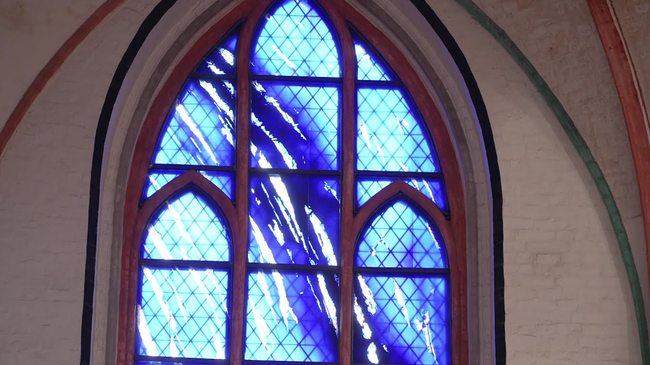 Lichtbogen im Schweriner Dom mit Fenstern von Günther Uecker