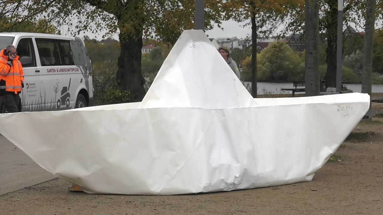 100 Boote 100 Millionen Menschen - AWO-Aktion vor Schweriner Schloss