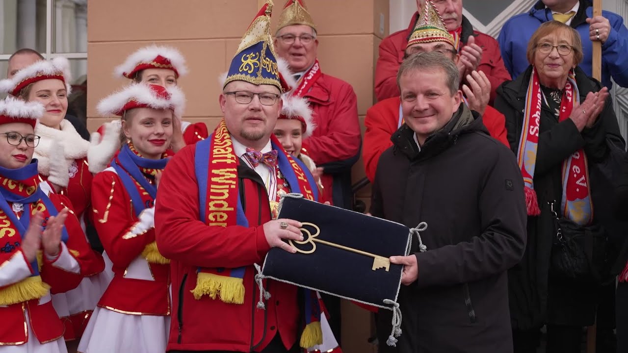 Karneval in Schwerin: Oberbürgermeister übergibt Rathausschlüssel