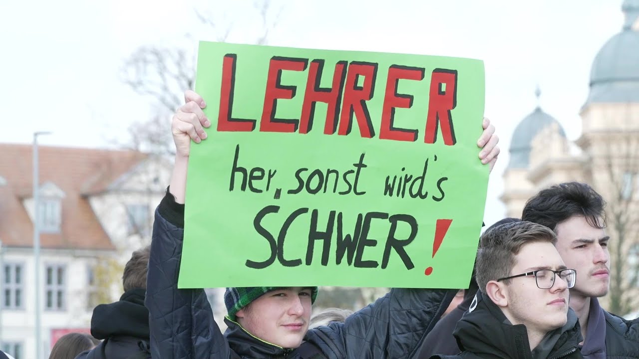 Fachkräftemangel: Schüler und Lehrer demonstrieren in Schwerin