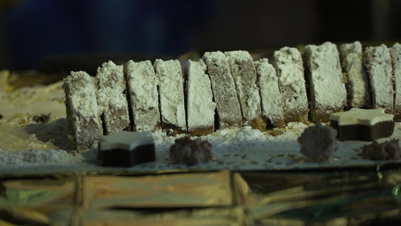 Riesenstollen Anschnitt auf Schweriner Weihnachtsmarkt