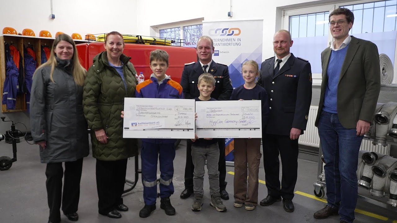 Spenden für Zelten - Freiwillige Feuerwehr Stralendorf erhält Zuwendung