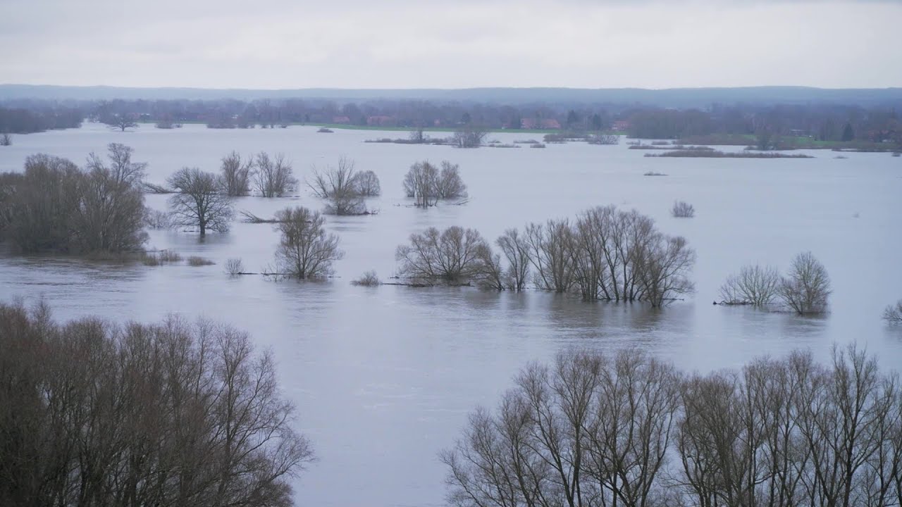 Hochwasser an der Elbe - Schwesig und Backhaus in Boizenburg