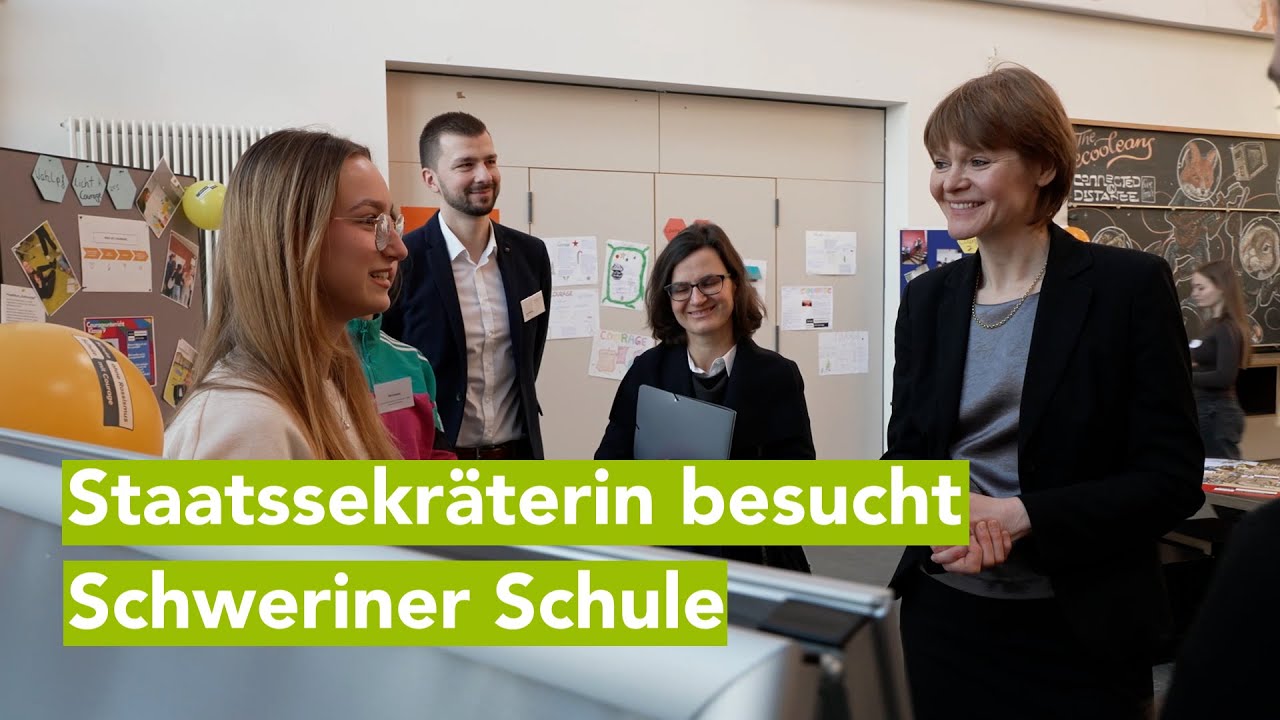 Demokratie und was sie bedroht: Ausstellungseröffnung an der ecolea | Internationale Schule Schwerin
