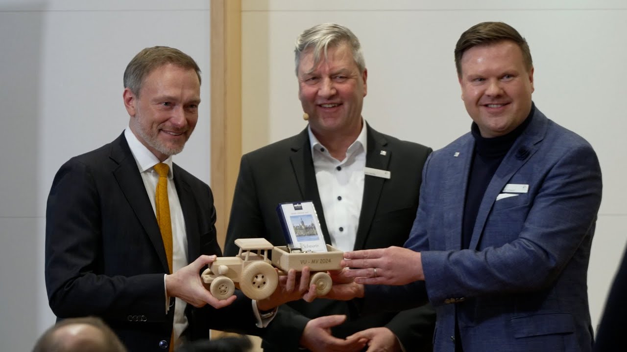 Holztraktor für Lindner – Bundesfinanzminister spricht vor Unternehmerverbänden