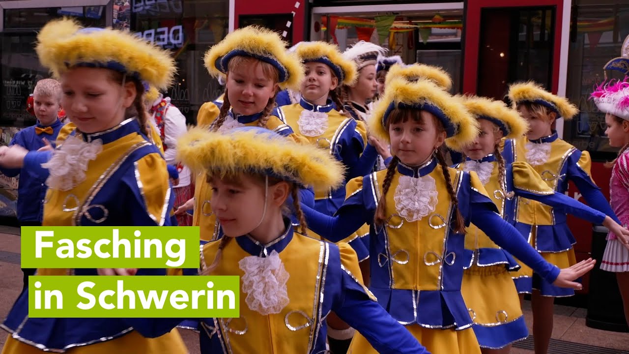 Karnevalisten feiern in Schwerin am Rosenmontag