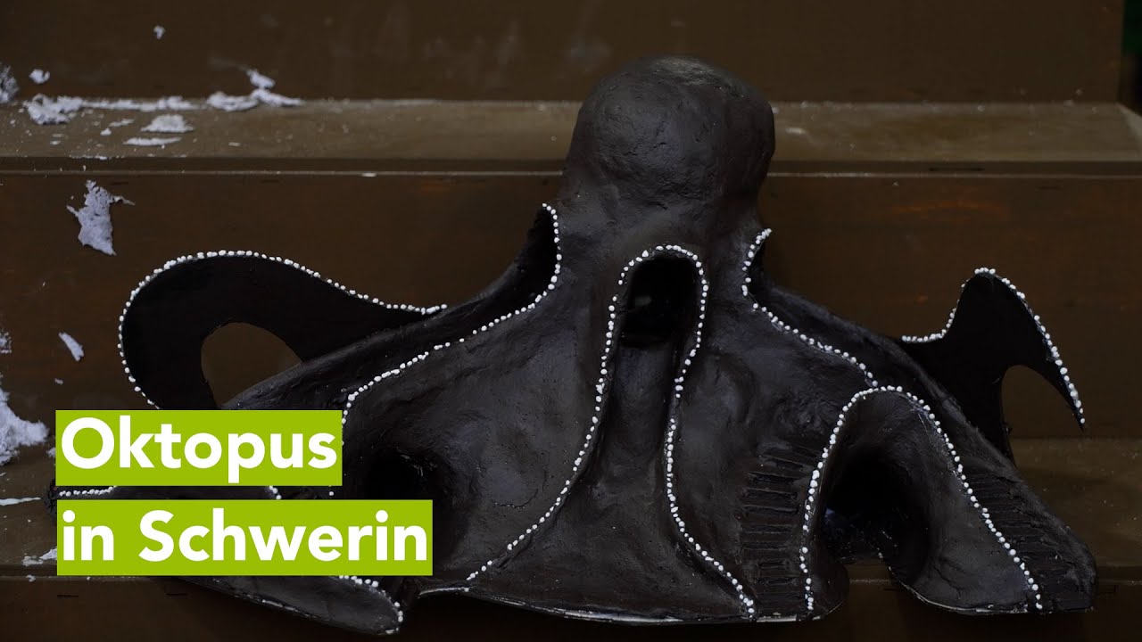 Oktopus als Bühnenbild im Innenhof des Schweriner Schlosses