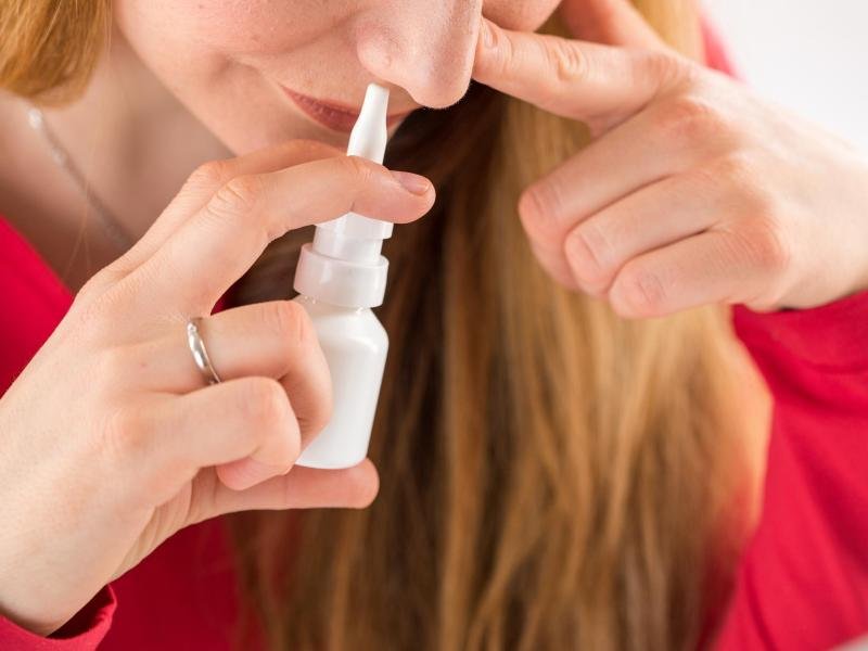 Heuschnupfen: Erst schnäuzen, dann Nasenspray benutzen