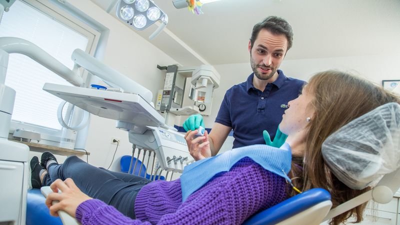 Zahnarztpraxis über Allergien informieren