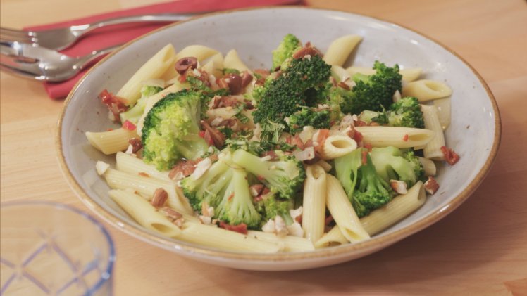 Penne mit Brokkoli und gerösteten Mandeln