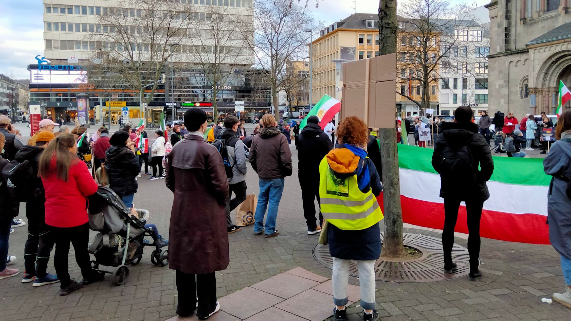 Demonstranten in Koblenz setzen sich für Frauen- & Menschrechte im Iran ein