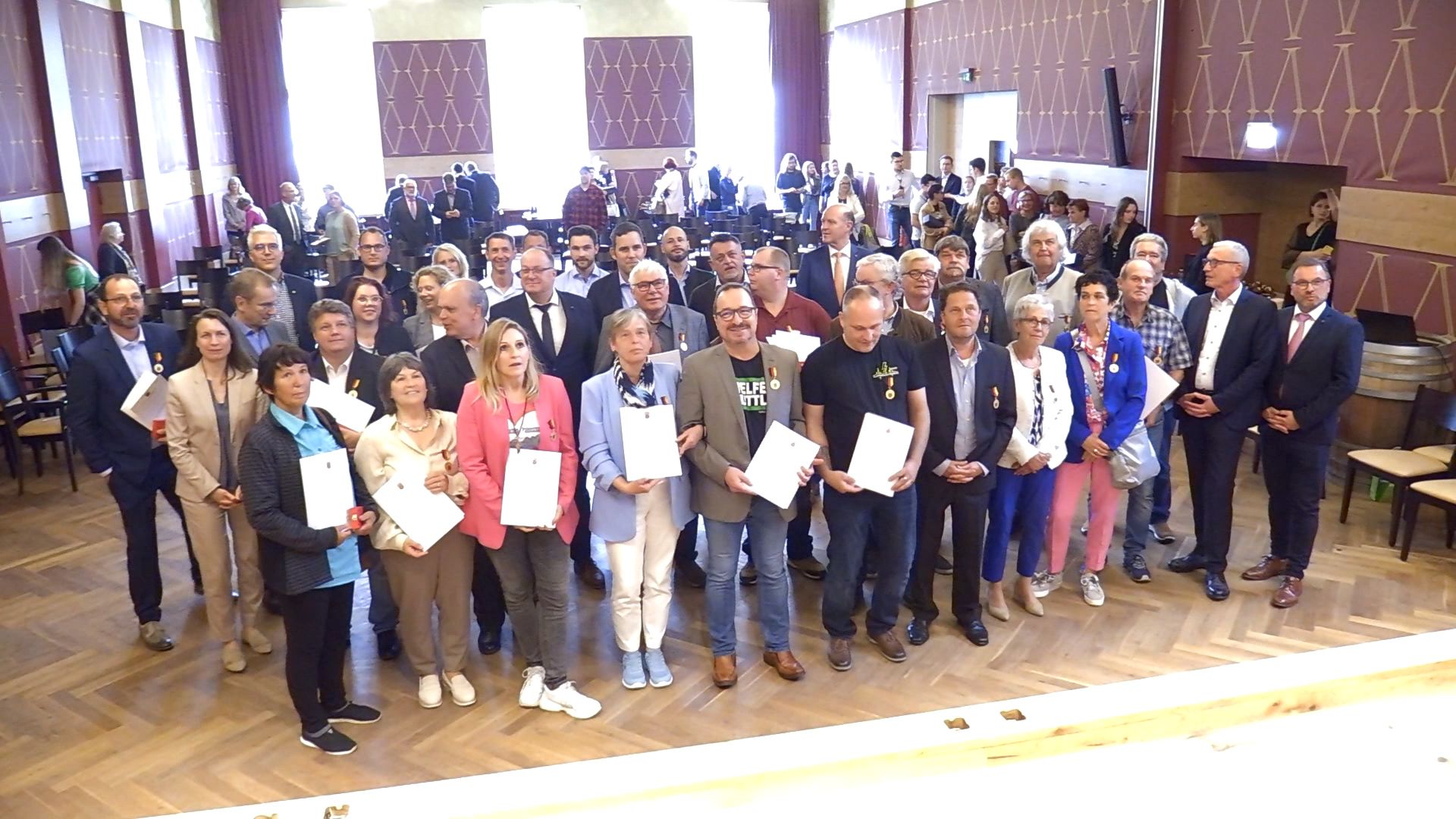 36 Fluthelfer in Dernau ausgezeichnet: Flut 2021 Verdienstmedaille des Landes Rheinland-Pfalz