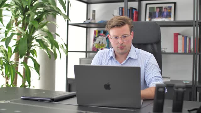 Jungunternehmer Lars Batta präsentiert unternehmensexit.de