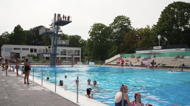 Badesaison in vollem Gange: Neuer 10 Meter-Sprungturm im Freibad Oberwerth