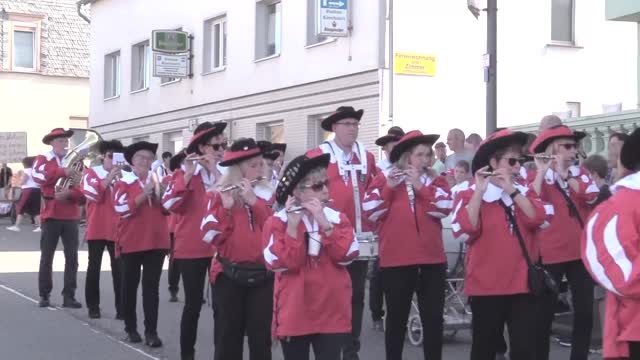 Holzhausen rockt: Heimatfest wird zur irren Karnevalsveranstaltung im Spätsommer