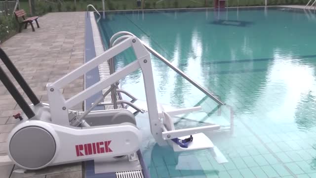 Schwimmbad Holzhausen ist jetzt barrierefrei: Förderverein kauft  Schwimmbadlifter für Menschen mit körperlicher Beeinträchtigung