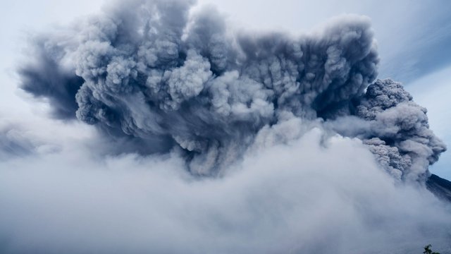 Vulkanausbruch im Pazifik: Giftiger Rauch