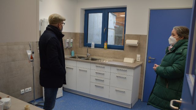 Oberbürgermeister Dirk Meid besucht Mayener Tierheim