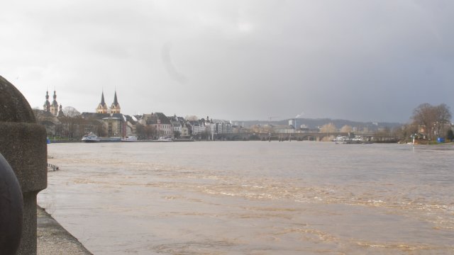 Person vermisst? Großeinsatz am Peter-Altmeier-Ufer