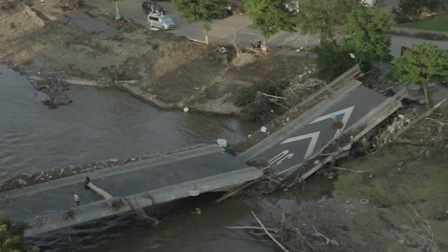 Hoher Wasserstand an der Ahr lässt Behelfsbrücke zittern