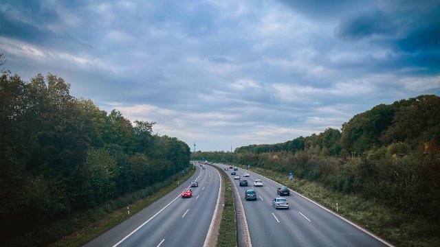 A61: Kleintransporter unter Beschuss