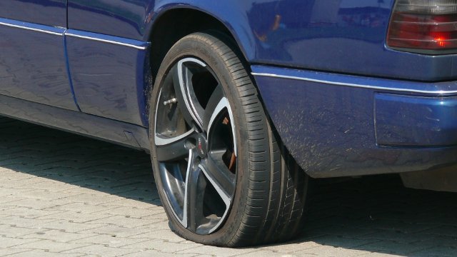 Montabaur: mutwillige Sachbeschädigung an zwei geparkten Pkw