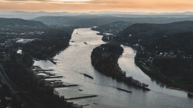 Säure-Tankschiff bei Weißenthurm festgefahren