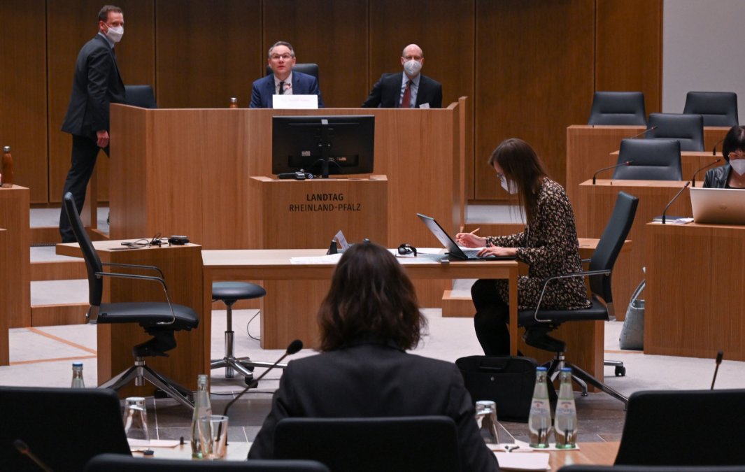 Spiegel im Untersuchungsausschuss - CDU sieht Versagen der Regierung Spiegel im Untersuchungsausschuss - CDU sieht Versagen der Regierung