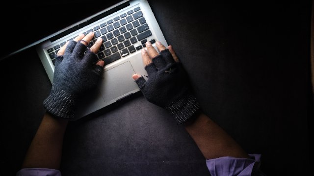 Unbekannte geben sich als Polizei aus und bringen Menschen um ihr Geld