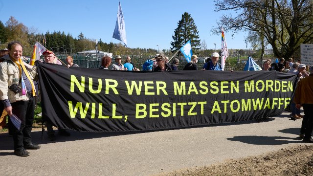 Friedlicher Ostermarsch von Atomwaffengegnern am Fliegerhorst Büchel