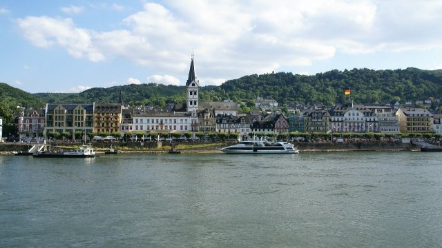 Boppard: Tankmotorschiff mit 1400 Tonnen Gasöl fährt sich auf Rhein fest