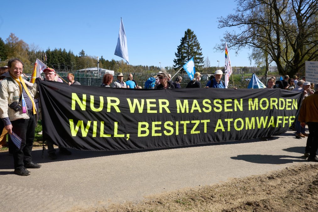Friedlicher Ostermarsch von Atomwaffengegnern am Fliegerhorst Büchel