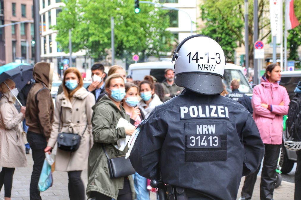 Tausende Verstöße bei "Spaziergängen" gegen Corona-Maßnahmen Tausende Verstöße bei "Spaziergängen" gegen Corona-Maßnahmen