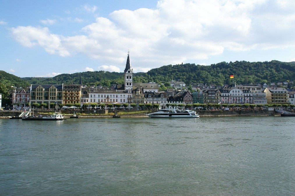 Boppard: Tankmotorschiff mit 1400 Tonnen Gasöl fährt sich auf Rhein fest Boppard: Tankmotorschiff mit 1400 Tonnen Gasöl fährt sich auf Rhein fest