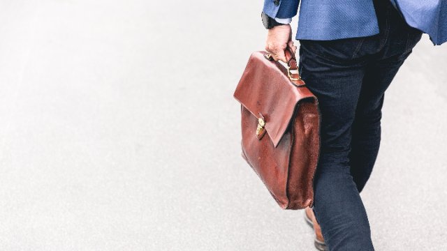 Beamter arbeitet während Dienstzeit als Fahrlehrer und verliert Job