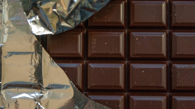 Mann öffnet Schokoladenverpackung mit Feuer und löst Brandmelder aus
