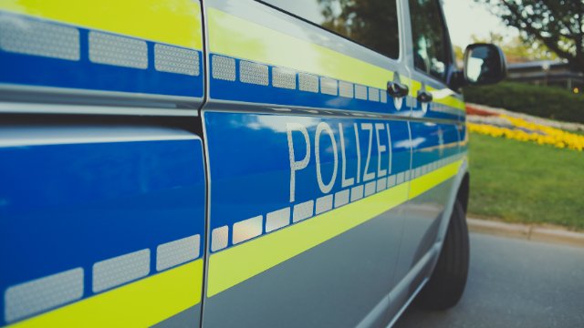 Westerwald: Frau randaliert in Arztpraxis und tritt Polizei ins Gesicht