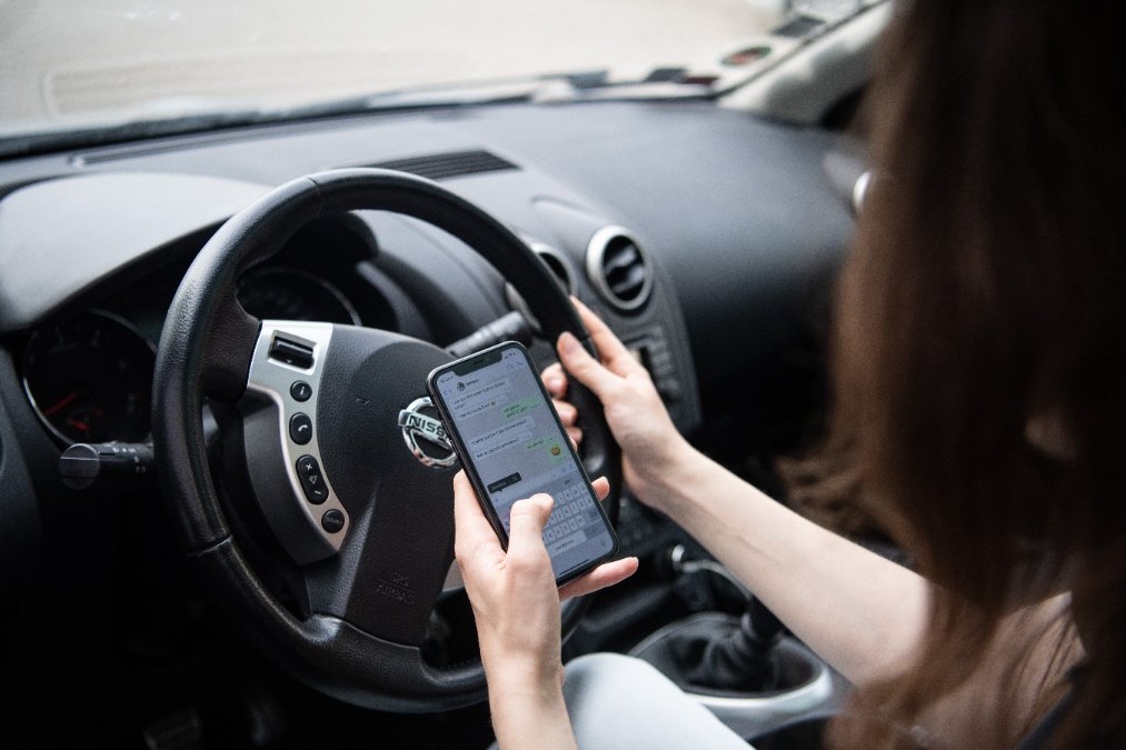 Abgelenkt durchs Handy: Autofahrer werden in Pilotprojekt überführt